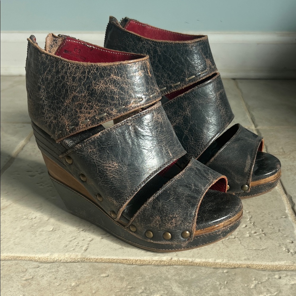 Bedstu Black Distressed Leather Wedge Sandals